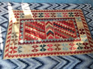 Alfombra lana Kilim beige, azul, roja