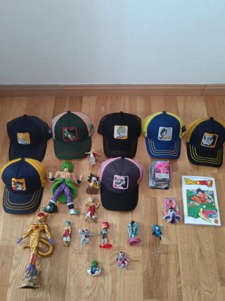 Lote Figuras y Gorras Dragon Ball