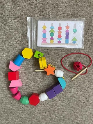 Juego de encaje y ensartar de madera