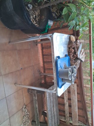 Mesa metálica plegable