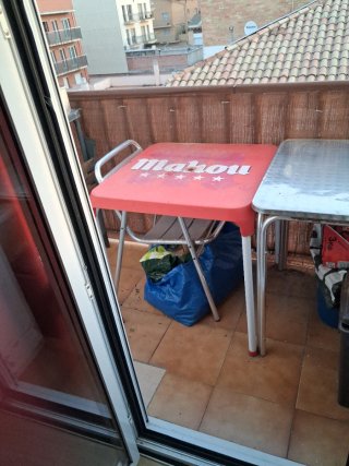Mesa de bar Mahou roja