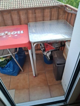 Mesa de bar Mahou roja