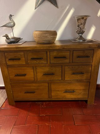 Aparador de madera con tiradores de metal.