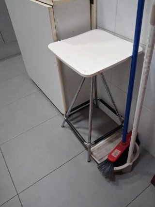 Taburete blanco metálico