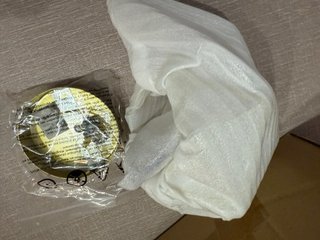 Lámpara de pared dorada con rejilla geométrica