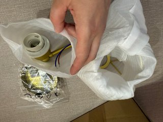 Lámpara de pared dorada con rejilla geométrica