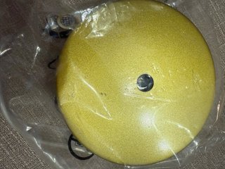 Lámpara de pared dorada con rejilla geométrica