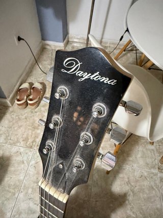 Guitarra Eléctrica Daytona con Amplificador