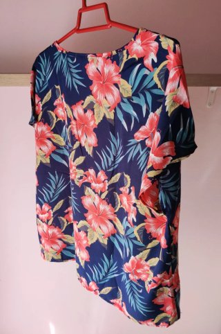 Camiseta azul manga corta flores rojas grande