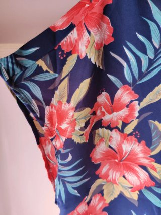 Camiseta azul manga corta flores rojas grande