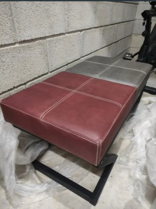 Banco tapizado rojo y gris