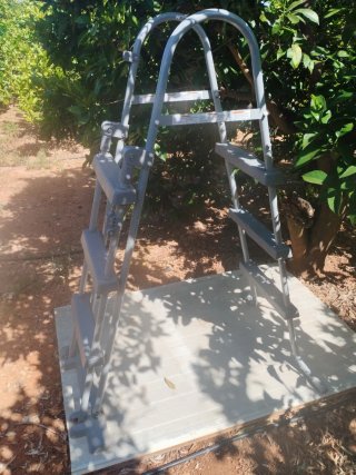 Escalera piscina desmontable buen estado