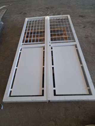 Puerta de hierro blanca