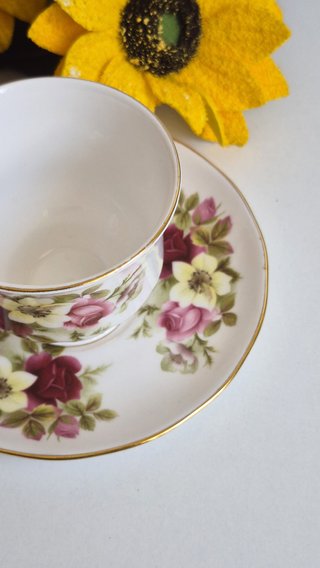 Taza y platillo de porcelana inglesa