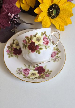 Taza y platillo de porcelana inglesa
