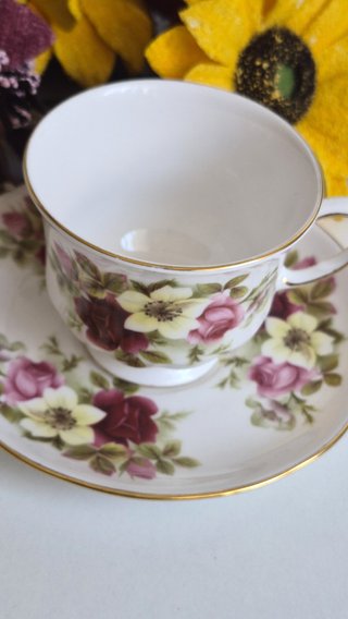 Taza y platillo de porcelana inglesa