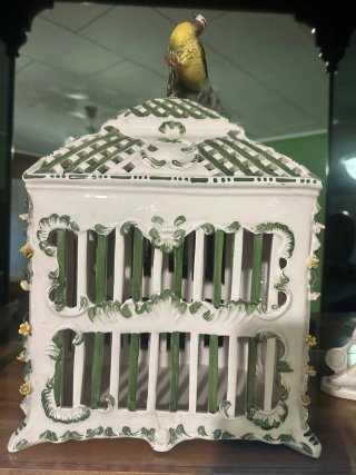 Figura de porcelana pájaro en jaula