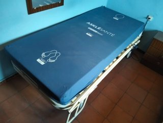 Cama articulada geriatrica con estructura metálica