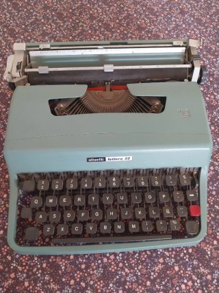 Máquina de escribir Olivetti Lettera 32