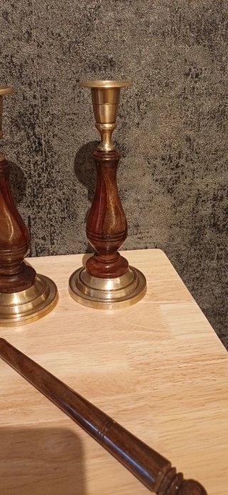 Juego de candelabros de madera y metal