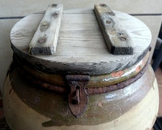 Tinaja antigua de barro 1880 S.XIX tapa madera