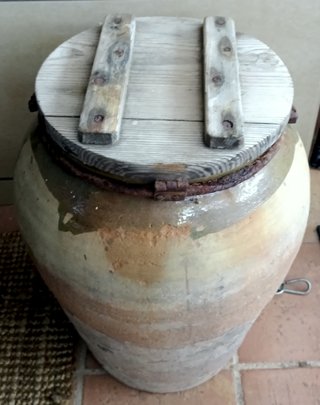 Tinaja antigua de barro 1880 S.XIX tapa madera