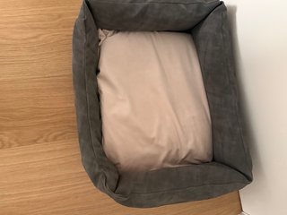 Cama para perro gris y beige