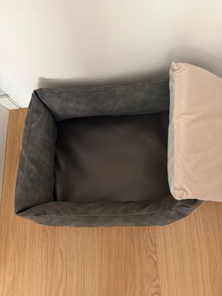Cama para perro gris y beige