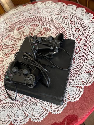 PS4 Slim Negra - Incluye 2 Mandos