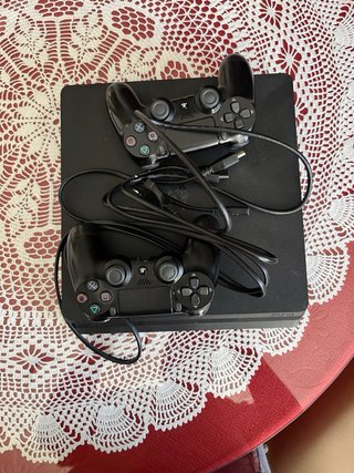 PS4 Slim Negra - Incluye 2 Mandos