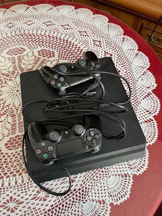PS4 Slim Negra - Incluye 2 Mandos