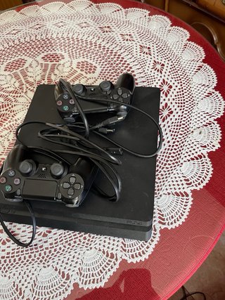 PS4 Slim Negra - Incluye 2 Mandos