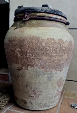 Tinaja antigua de barro 1880 S.XIX tapa madera