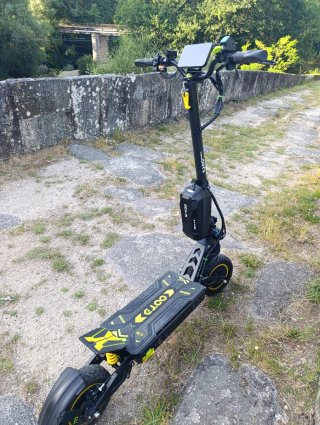 Patinete eléctrico con luces LED