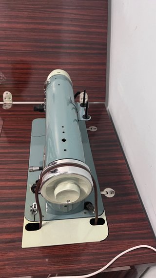 Máquina de coser profesional Alfa Funciona bien