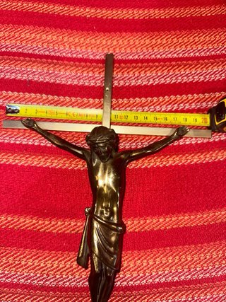 Cruz de bronce con figura de Jesús