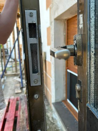 Puerta aluminio doble cristal abatible