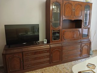 Mueble de salón de madera con vitrinas