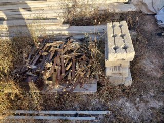 Material de construcción metálico y plástico