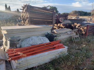 Material de construcción metálico y plástico