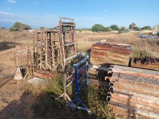 Material de construcción metálico y plástico
