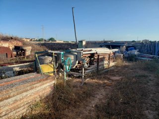 Material de construcción metálico y plástico