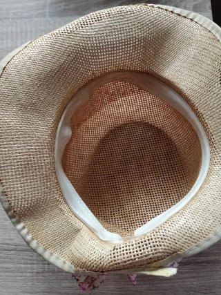 Sombrero de verano beige con flores