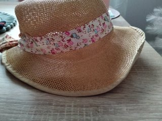 Sombrero de verano beige con flores
