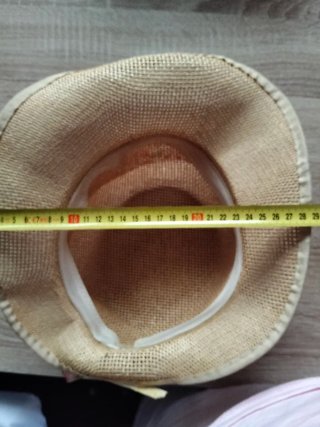 Sombrero de verano beige con flores