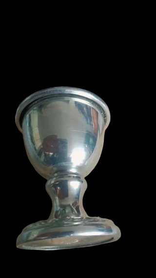 Elegante huevera de peltre