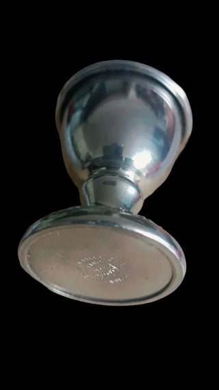 Elegante huevera de peltre