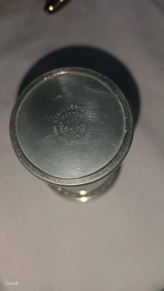 Elegante huevera de peltre