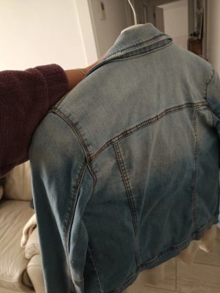 Chaqueta tejana azul con sudadera blanca