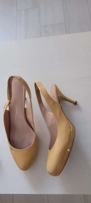 Zapatos destalonados beige